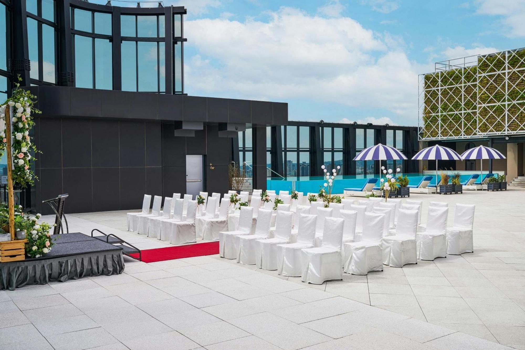 Le Meridien Tchaj-čung Exteriér fotografie The rooftop pool at the hotel