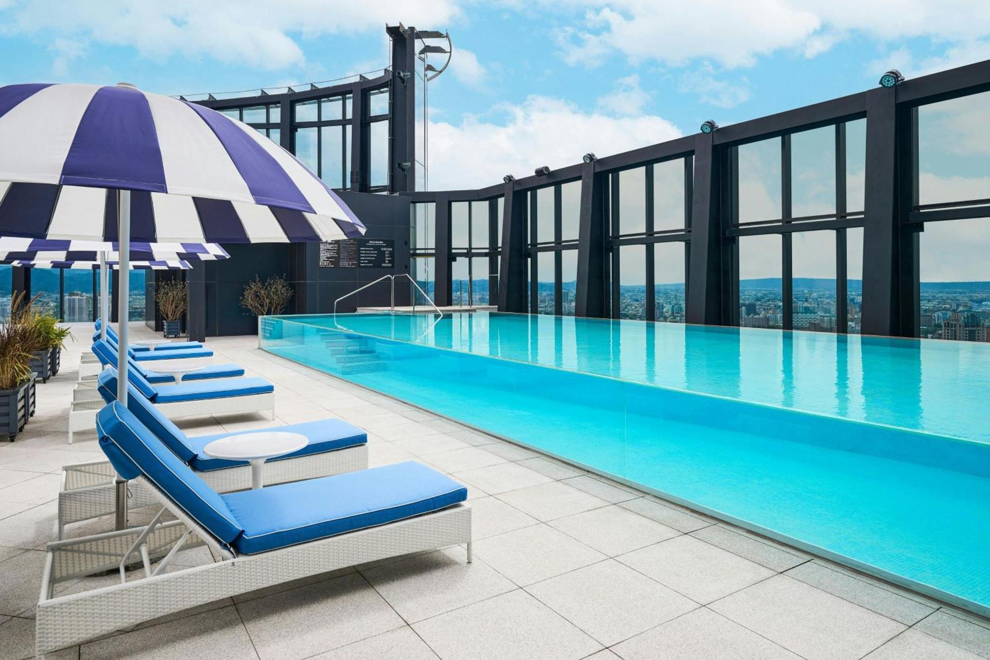 Le Meridien Tchaj-čung Exteriér fotografie The rooftop pool at The Westin