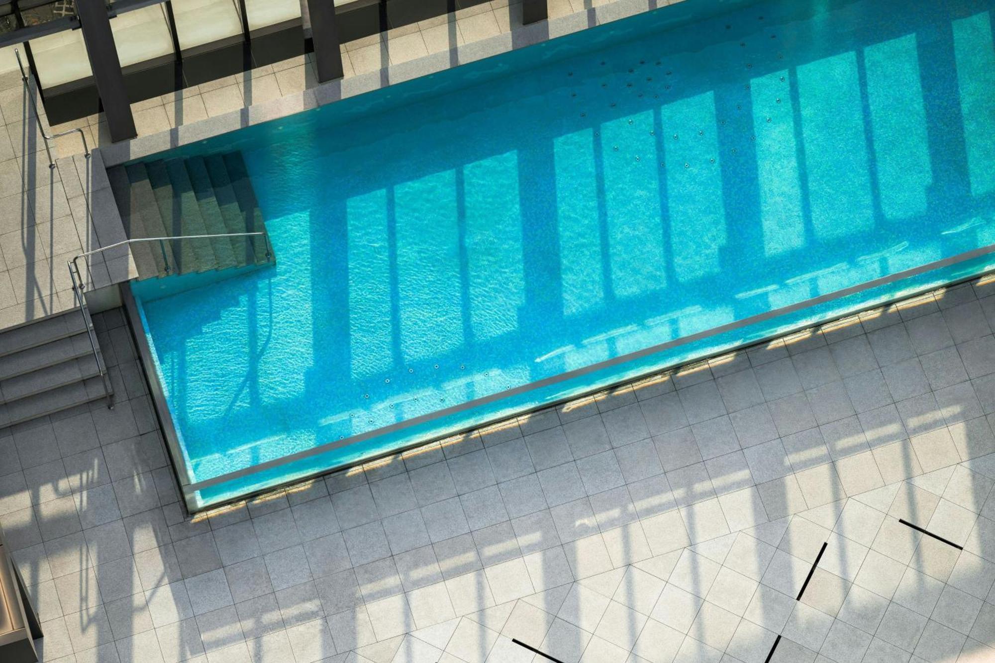 Le Meridien Tchaj-čung Exteriér fotografie The pool at the top of the hotel