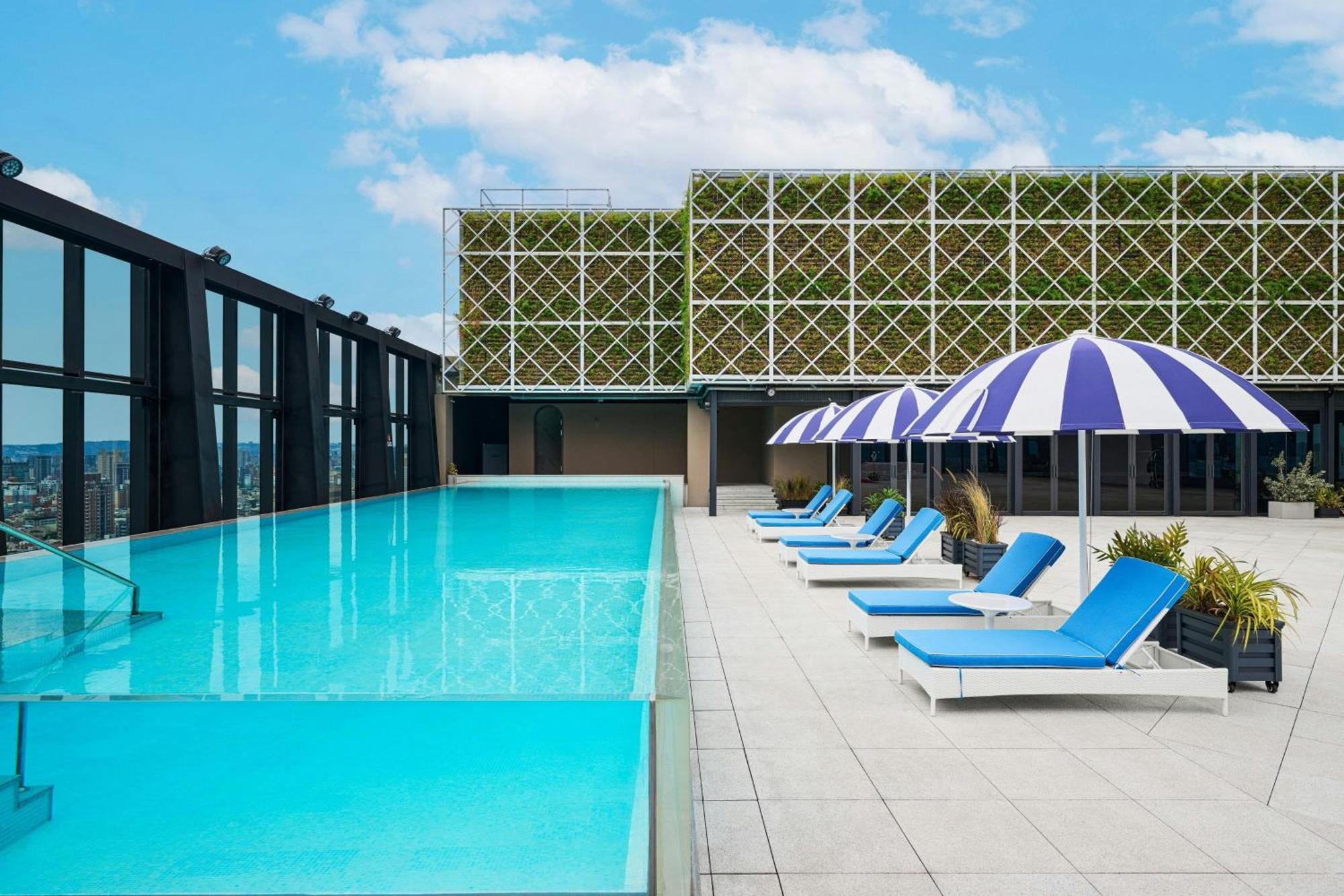 Le Meridien Tchaj-čung Exteriér fotografie Rooftop pool at The Standard East Village