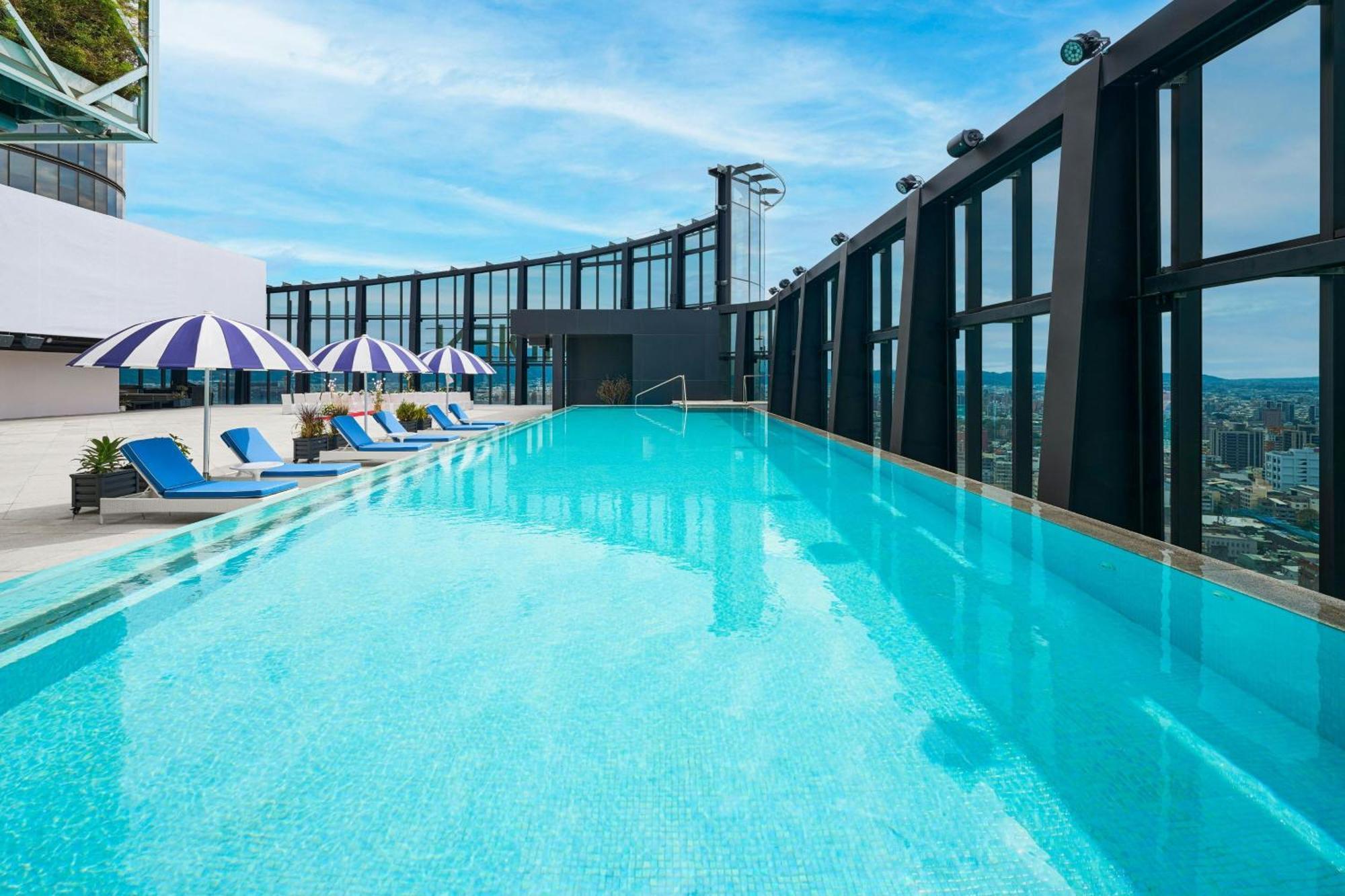 Le Meridien Tchaj-čung Exteriér fotografie The rooftop pool at the hotel