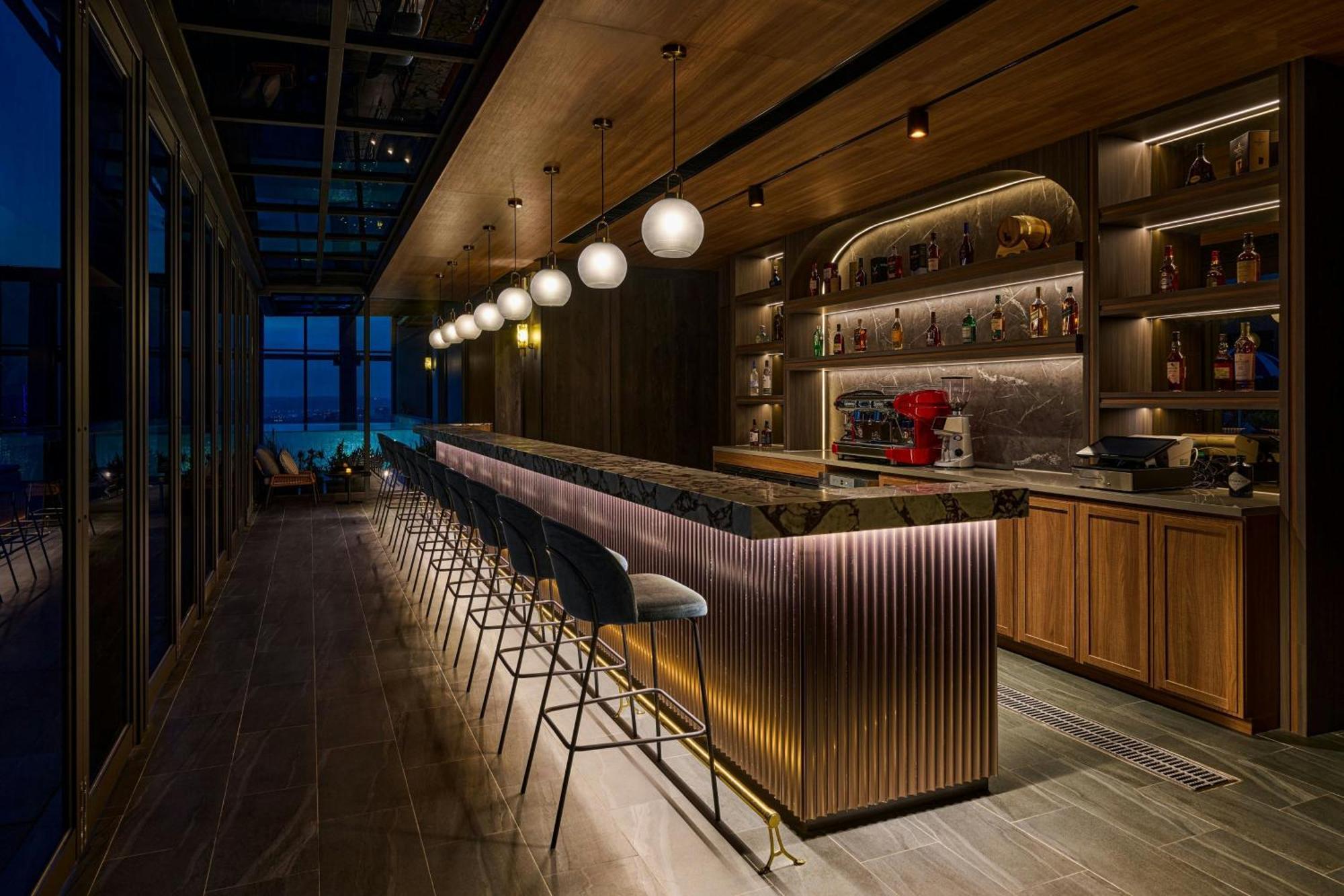 Le Meridien Tchaj-čung Exteriér fotografie The bar at the 360° Sky Lounge