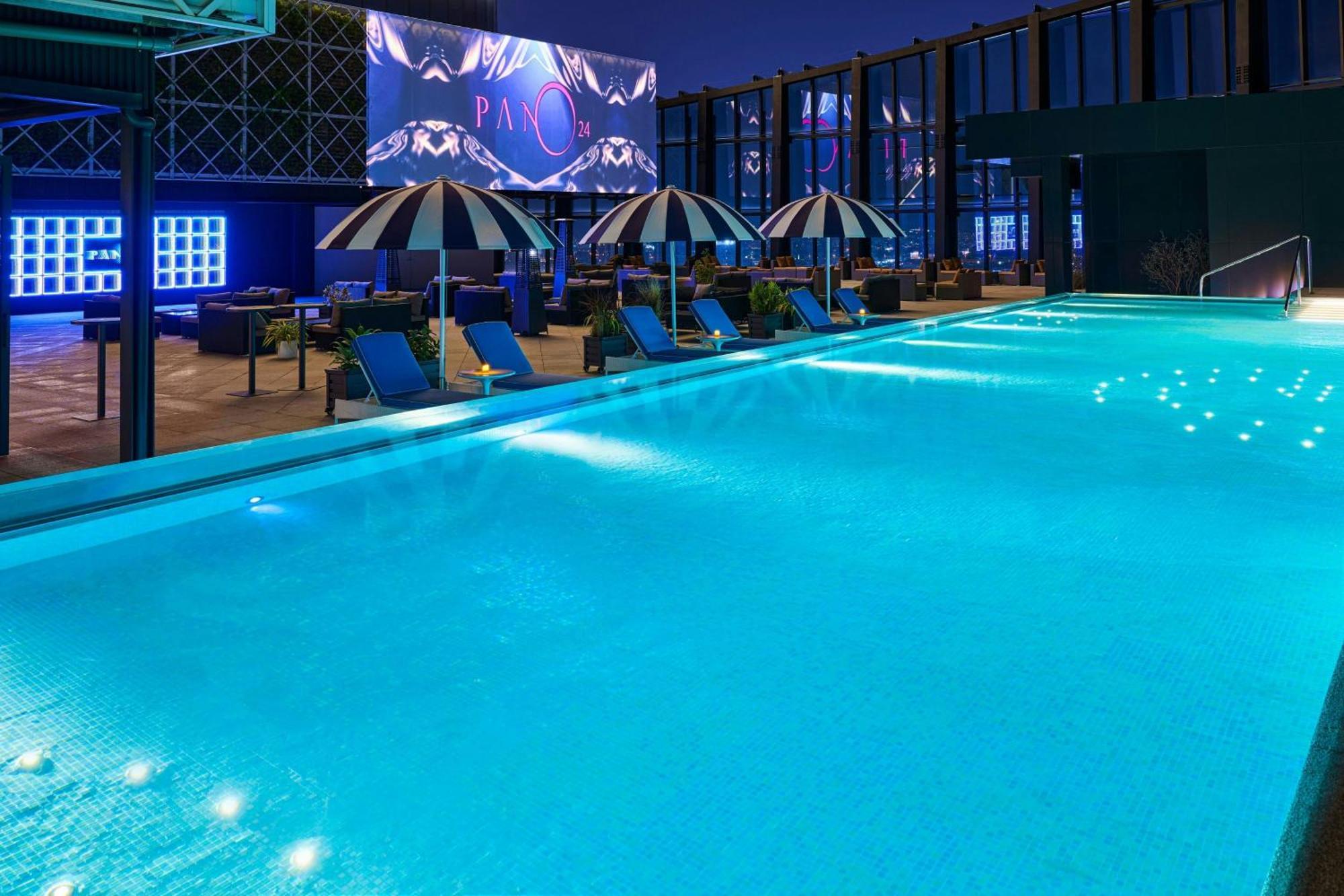 Le Meridien Tchaj-čung Exteriér fotografie The rooftop pool at the hotel
