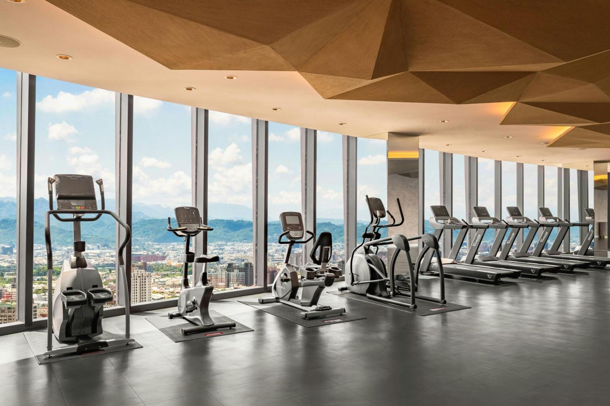 Le Meridien Tchaj-čung Exteriér fotografie The gym at the 39th floor
